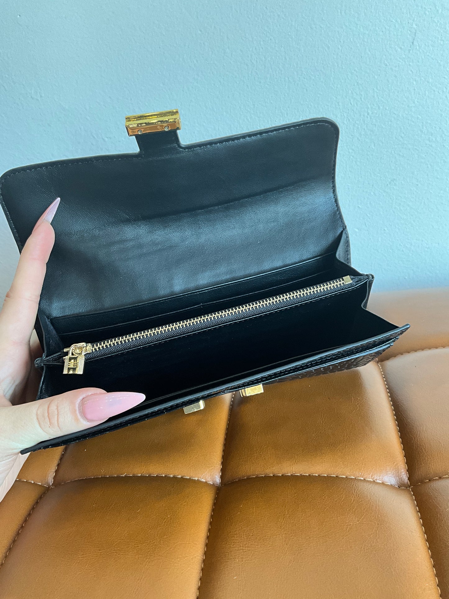 Medium quality, luxury wallet