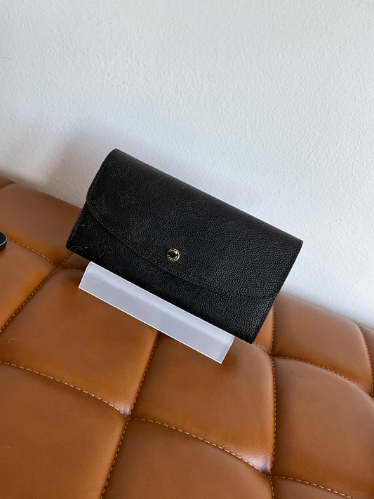 Medium quality, luxury wallet