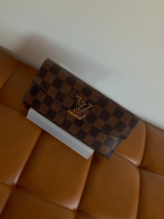 Medium quality, luxury wallet